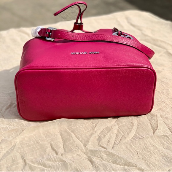 M KORS LARGE JULES LEATHER DRAWSTRING SHOULDER BAG - Picture 2 of 4